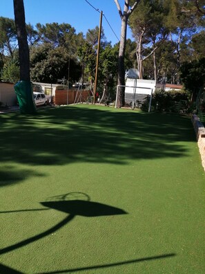 Property grounds - 2-BEDROOM CHALET IN SUNNY PROVENCE (LE CASTELLET)