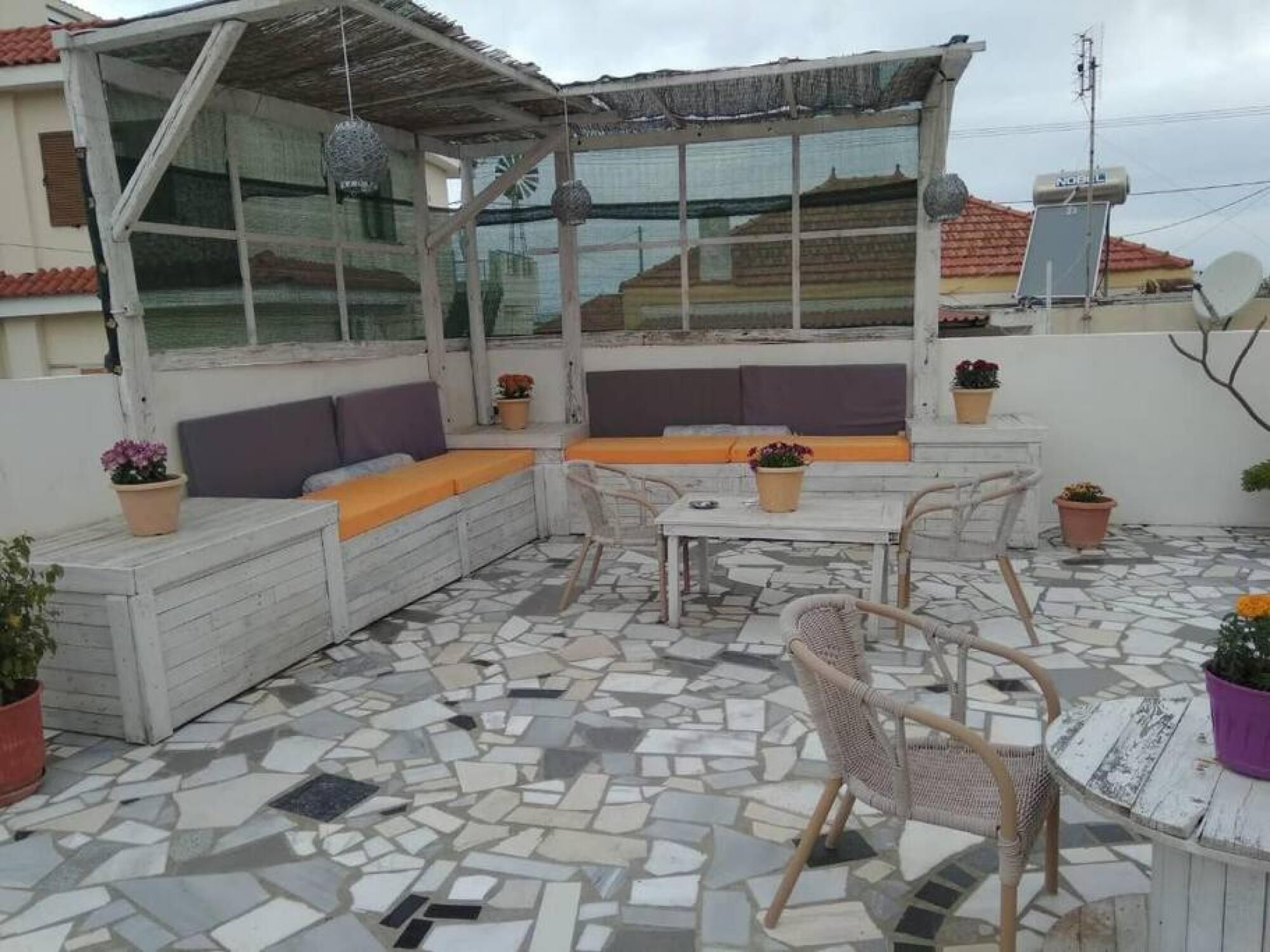 House | 4 bedrooms, desk