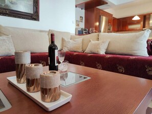 House | 4 bedrooms, desk