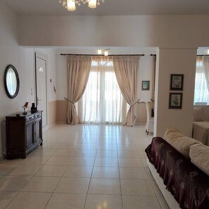 House | 4 bedrooms, desk