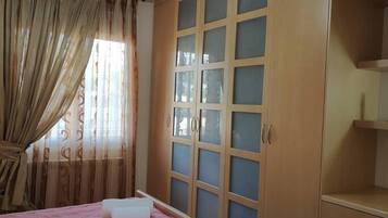 House | 4 bedrooms, desk