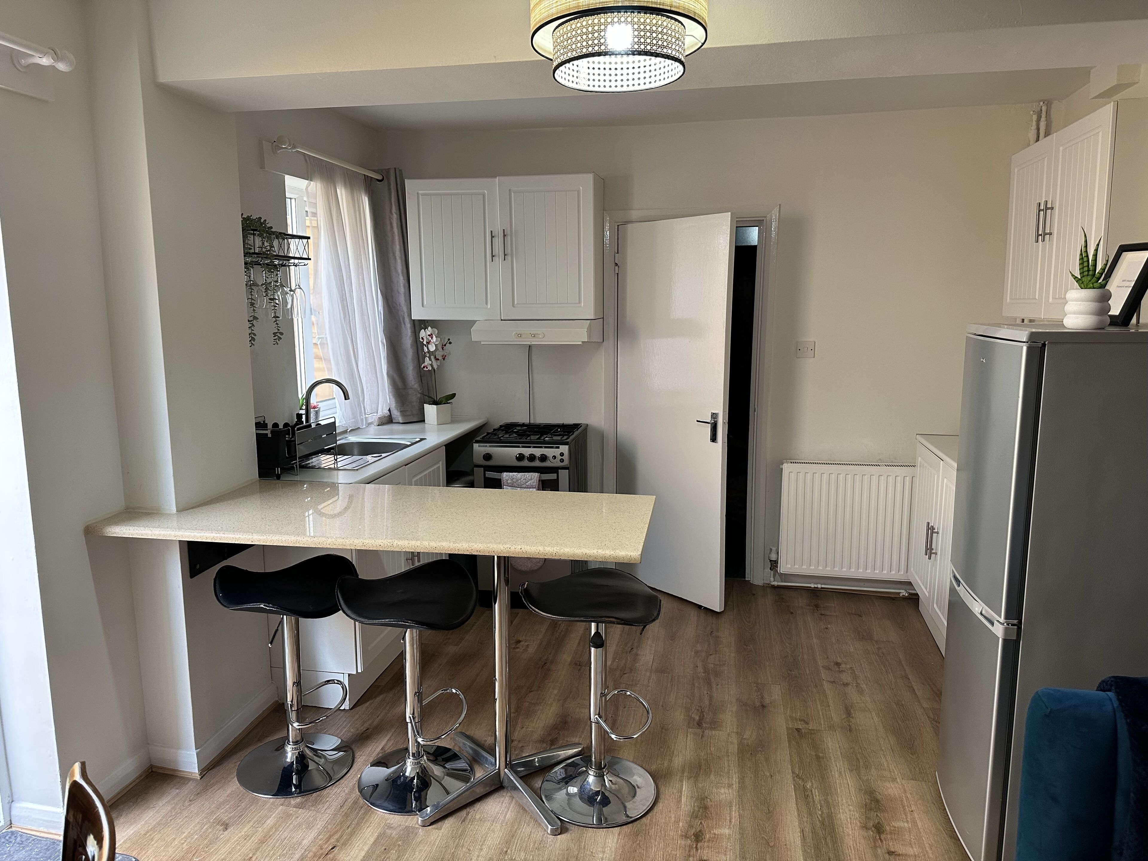 Cosy 2-bed flat. 5 mins walking to station/ Near Central