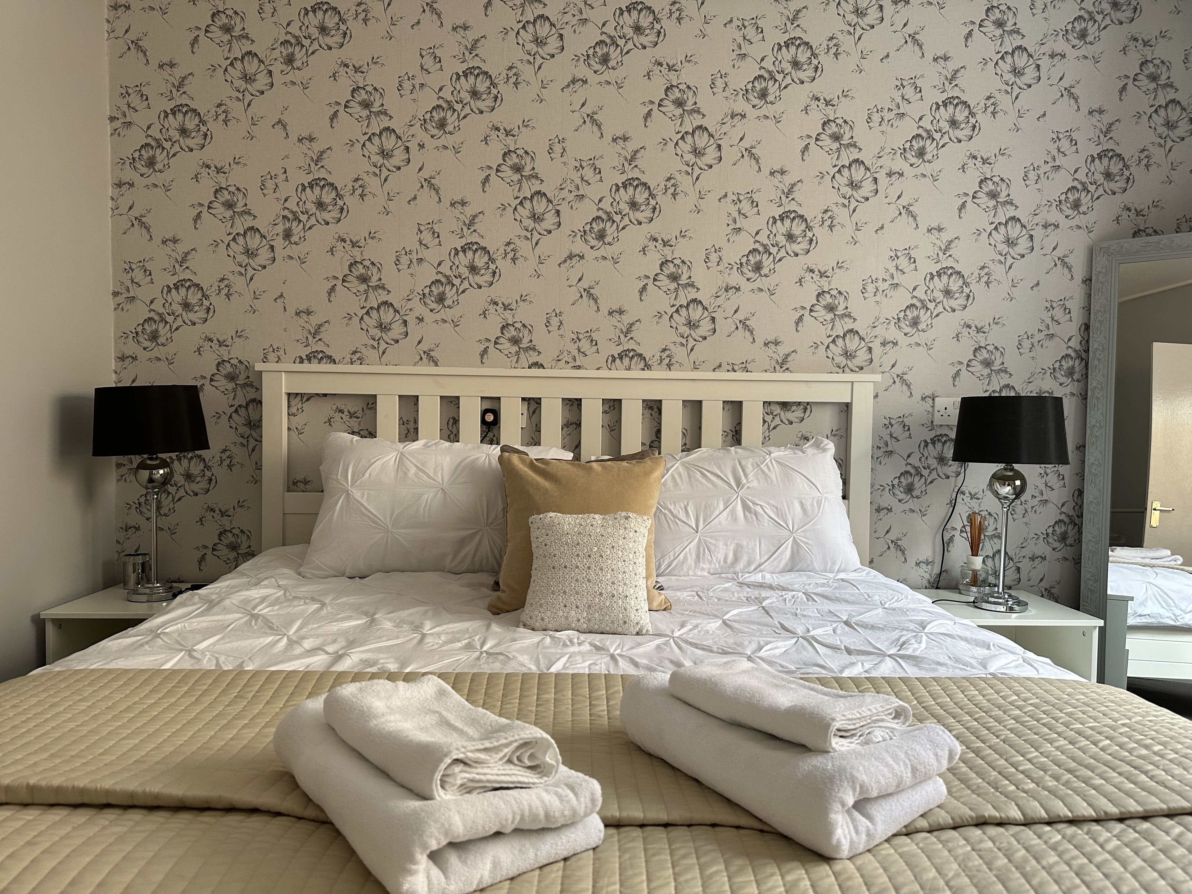 Cosy 2-bed flat. 5 mins walking to station/ Near Central