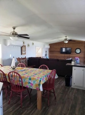 Dining - Heaven On Earth WaterFront Party House 
 HIDDEN GEM In The Best Part Of Rockport (Rockport)