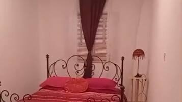 5 bedrooms, desk, iron/ironing board, WiFi