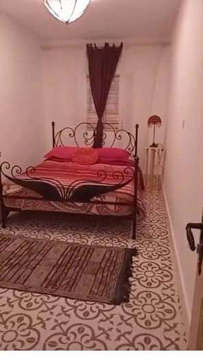 5 bedrooms, desk, iron/ironing board, WiFi