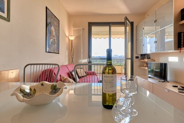 TV - Wonderful apartment for three people in residence with swimming pool. (Lombardia)