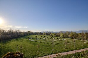 Property grounds - Wonderful apartment for three people in residence with swimming pool. (Lombardia)