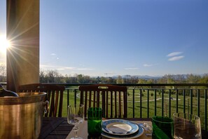 Outdoor dining - Wonderful apartment for three people in residence with swimming pool. (Lombardia)