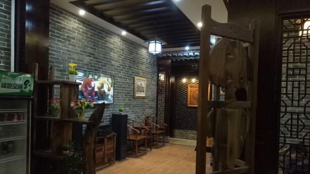 Un interior acogedor con pared de ladrillo, muebles de madera y una puerta tradicional.