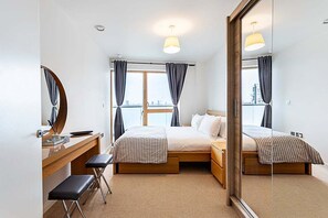 2 soverom, skrivebord, strykejern/-brett og internettilgang