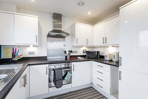 Fridge, microwave, oven, stovetop - Trendy Queen's Park Apartment with Views across London (London)