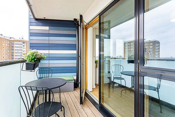 Outdoor dining - Trendy Queen's Park Apartment with Views across London (London)