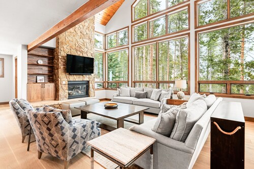 Snowflake Lodge: Hot Tub & Ski In/Out