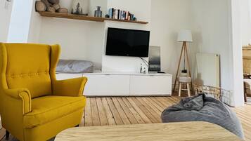 Televisie, een open haard en boeken