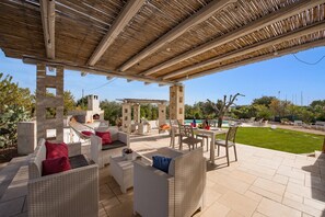 Outdoor dining - Villa Trullo Saraceno by Villa Plus (Ostuni)