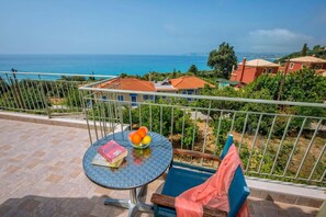 Outdoor dining - Villa Vounaki by Villa Plus (Ionian Islands)