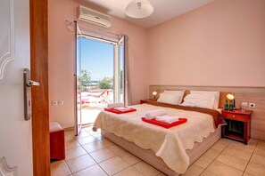 3 slaapkamers, een strijkplank/strijkijzer, gratis wifi, beddengoed