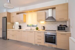 Microwave, dishwasher, coffee/tea maker - Villa Rubi by Villa Plus (Karavomylos)