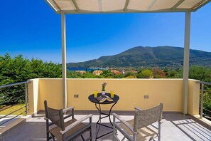 Outdoor dining - Villa Rubi by Villa Plus (Karavomylos)