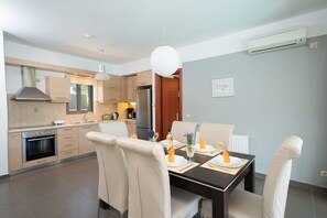 Mikrowelle, Geschirrspüler, Wasserkocher mit Kaffee-/Teezubehör