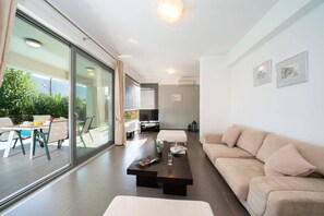 Smart TV, table tennis