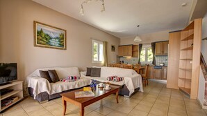 Sala de estar com sofá, mesa de centro e um quadro na parede.