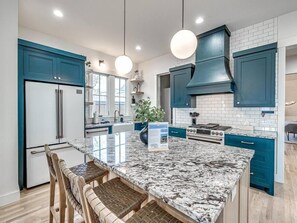 Fridge, microwave, oven, stovetop - Six-Seater Golf Cart Included! (Carlton Landing)