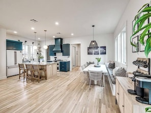 Fridge, microwave, oven, stovetop - Six-Seater Golf Cart Included! (Carlton Landing)