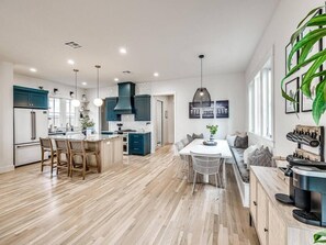 Fridge, microwave, oven, stovetop - Six-Seater Golf Cart Included! (Carlton Landing)