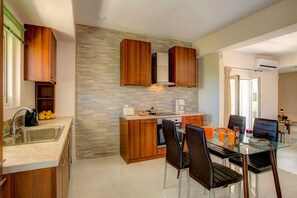 Mikrowelle, Geschirrspüler, Wasserkocher mit Kaffee-/Teezubehör