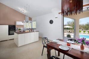 Dining - Villa Vivian by Villa Plus (Kringa)