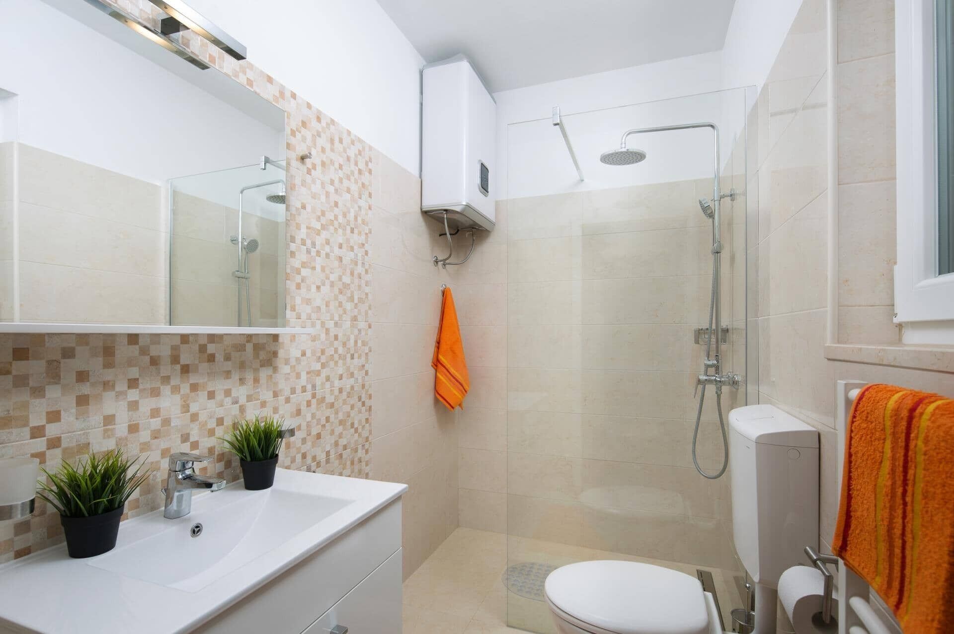 Ein modernes Badezimmer mit Dusche, Toilette und Waschbecken.