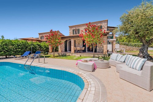 Villa Rizolia Epta by Villa Plus