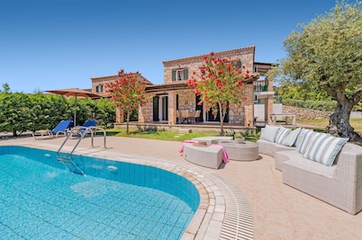 Villa Rizolia Epta by Villa Plus