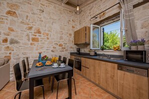 Microondas y cafetera y tetera 