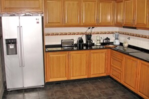 Microwave, dishwasher - Villa Theo's House by Villa Plus (Faja Da Ovelha)