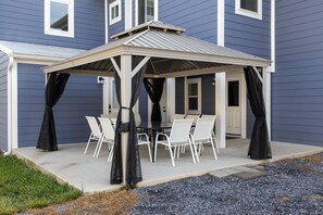 Outdoor dining - The Sterling- walk to everything Luray has to offer! Chef available (Luray)
