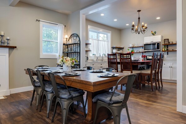 Dining - The Sterling- walk to everything Luray has to offer! Chef available (Luray)