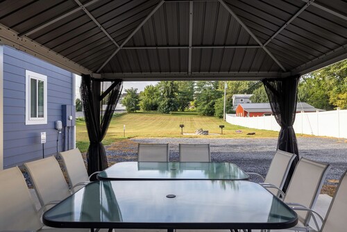 The Sterling- walk to everything Luray has to offer! Chef available