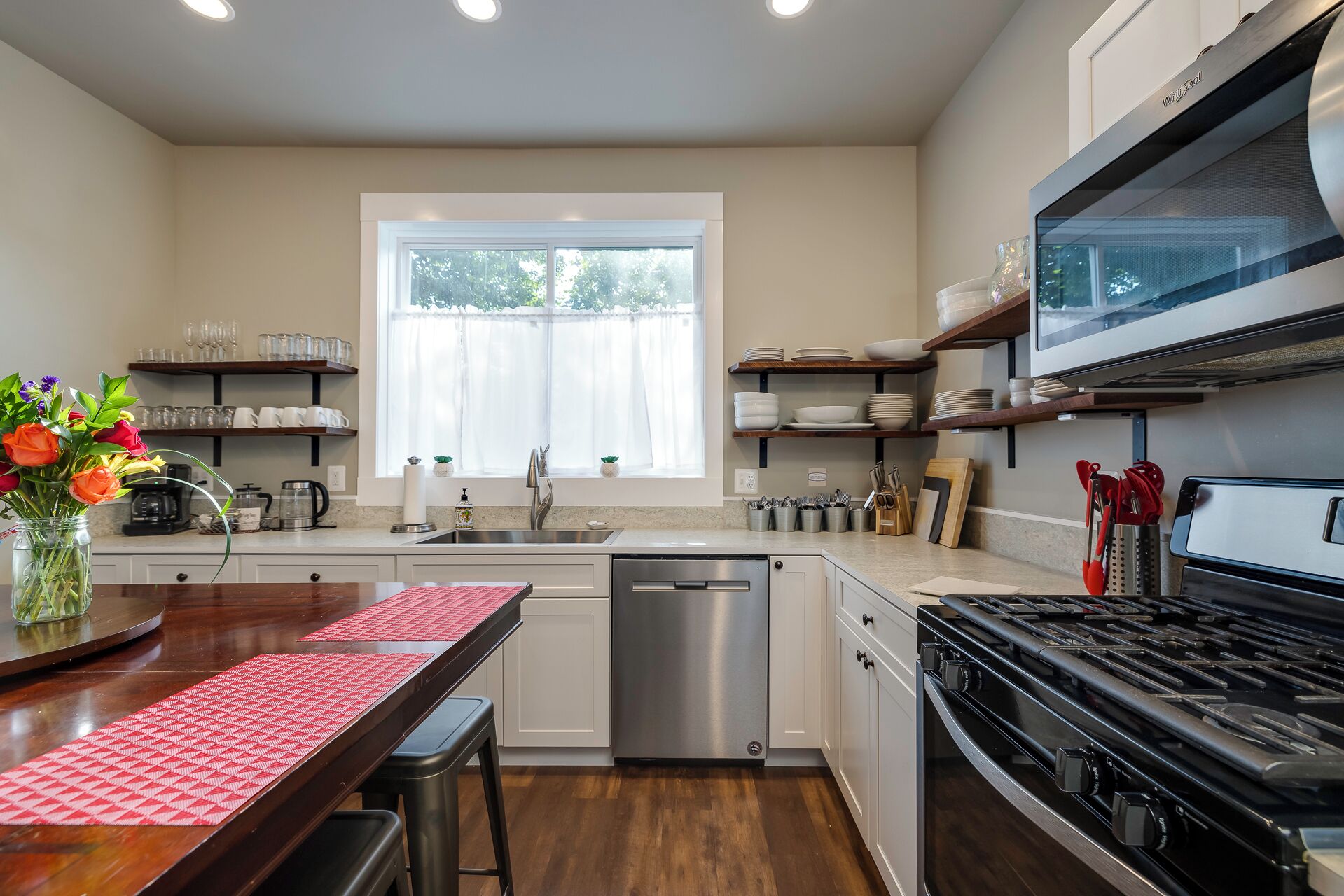 The Sterling- walk to everything Luray has to offer! Chef available