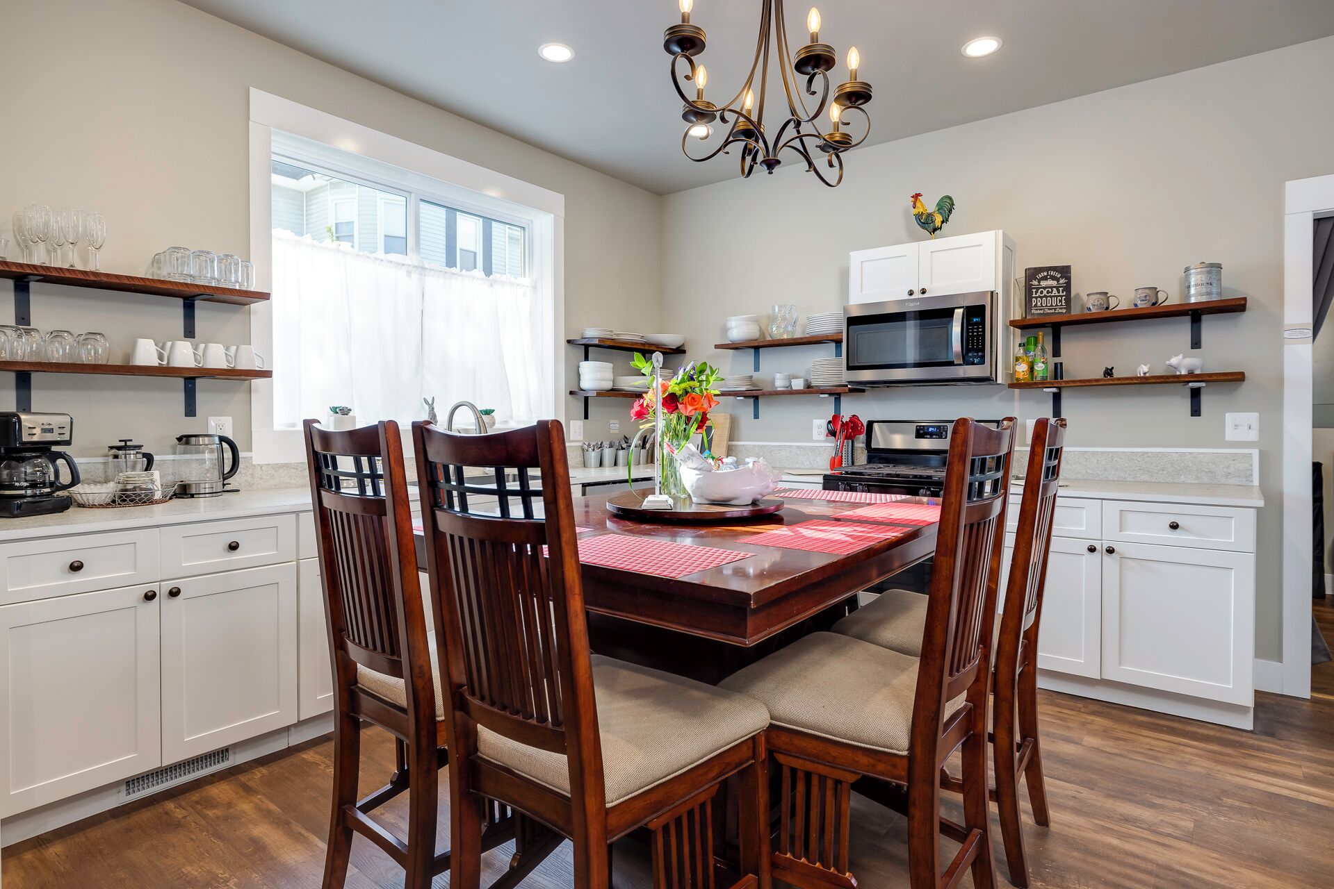 The Sterling- walk to everything Luray has to offer! Chef available