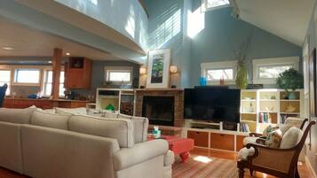 壁炉、DVD 播放器、桌上足球、立体声音响