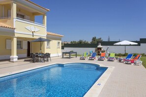 A two-story building with a swimming pool, outdoor seating, and a barbecue area. - Villa Solange by Villa Plus (Albufeira)