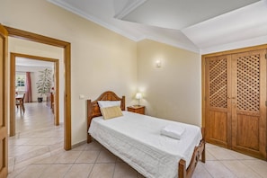 4 chambres, fer et planche à repasser, Wi-Fi gratuit, draps fournis