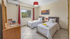 4 bedrooms, iron/ironing board, free WiFi, bed sheets