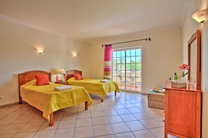 4 Schlafzimmer, Bügeleisen/Bügelbrett, kostenloses WLAN, Bettwäsche