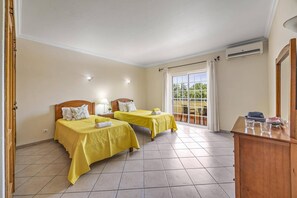 4 bedrooms, iron/ironing board, free WiFi, bed sheets
