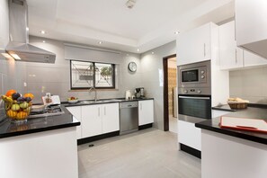 Microonde, lavastoviglie, macchina per tè/caffè