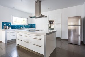 Mikrowelle, Geschirrspüler, Wasserkocher mit Kaffee-/Teezubehör